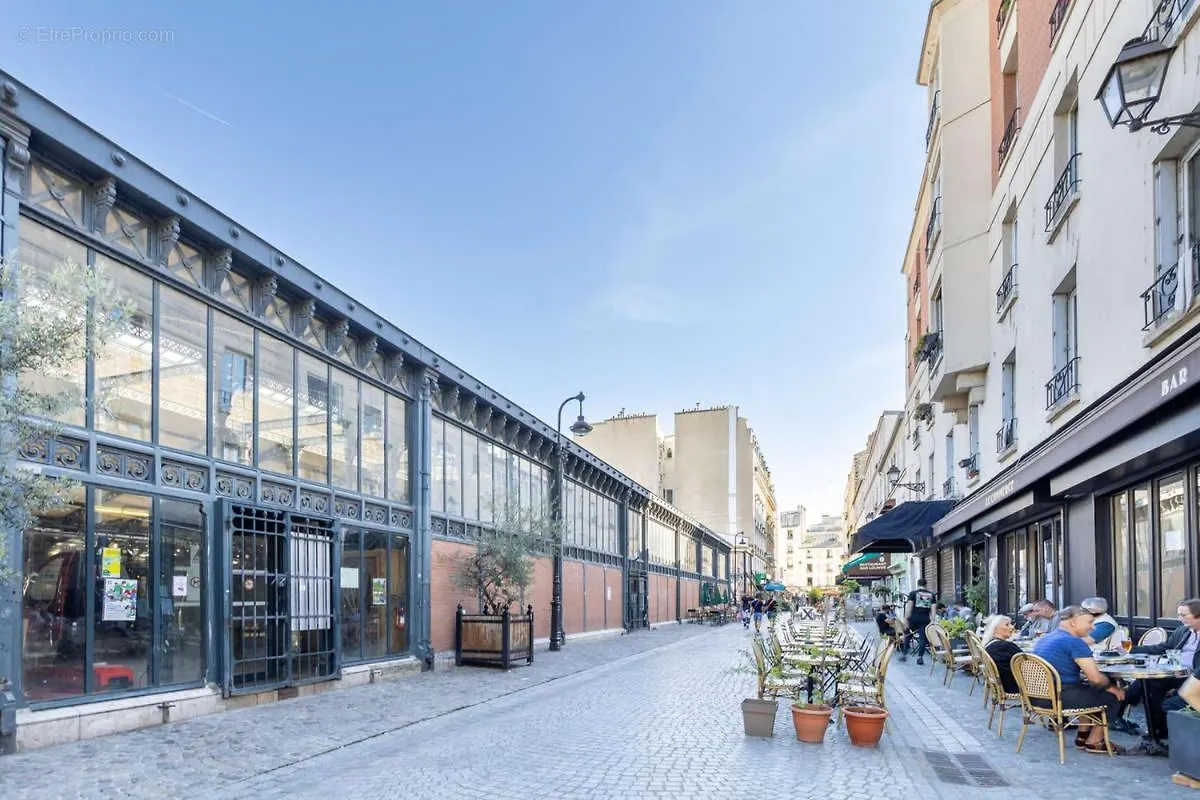 Entier Avec Balcon Sur Cour A Apartamento